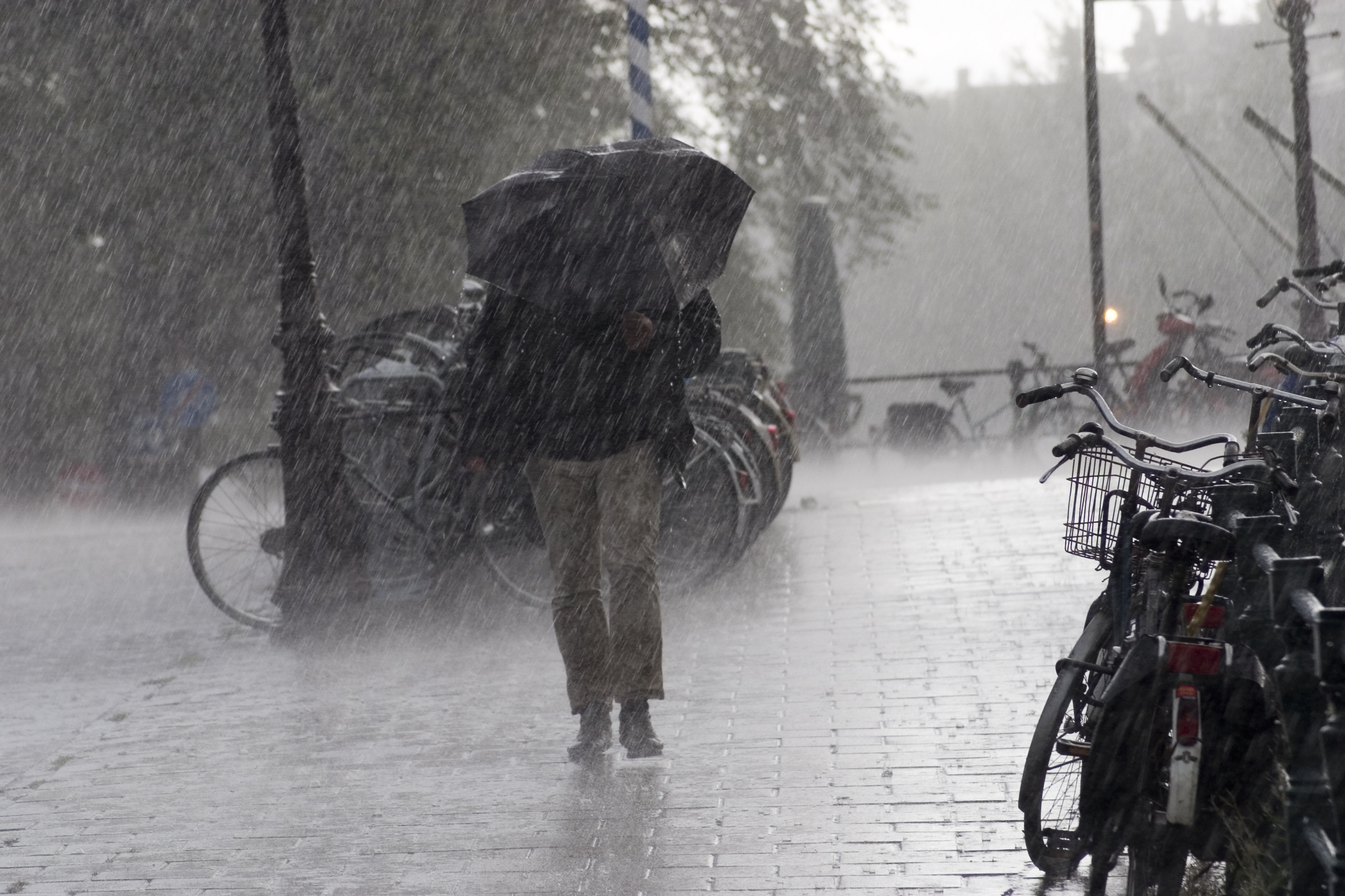 Foto: Storm Conall komt eraan, KNMI waarschuwt voor zware windstoten