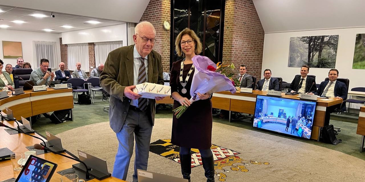 Foto: De laatste voor Dick Baas, burgemeester zet hem in het zonnetje