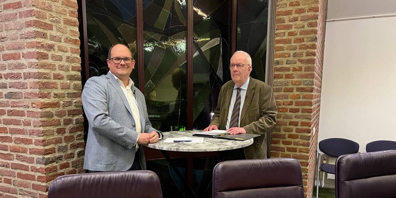 Foto: De laatste voor Dick Baas, burgemeester zet hem in het zonnetje