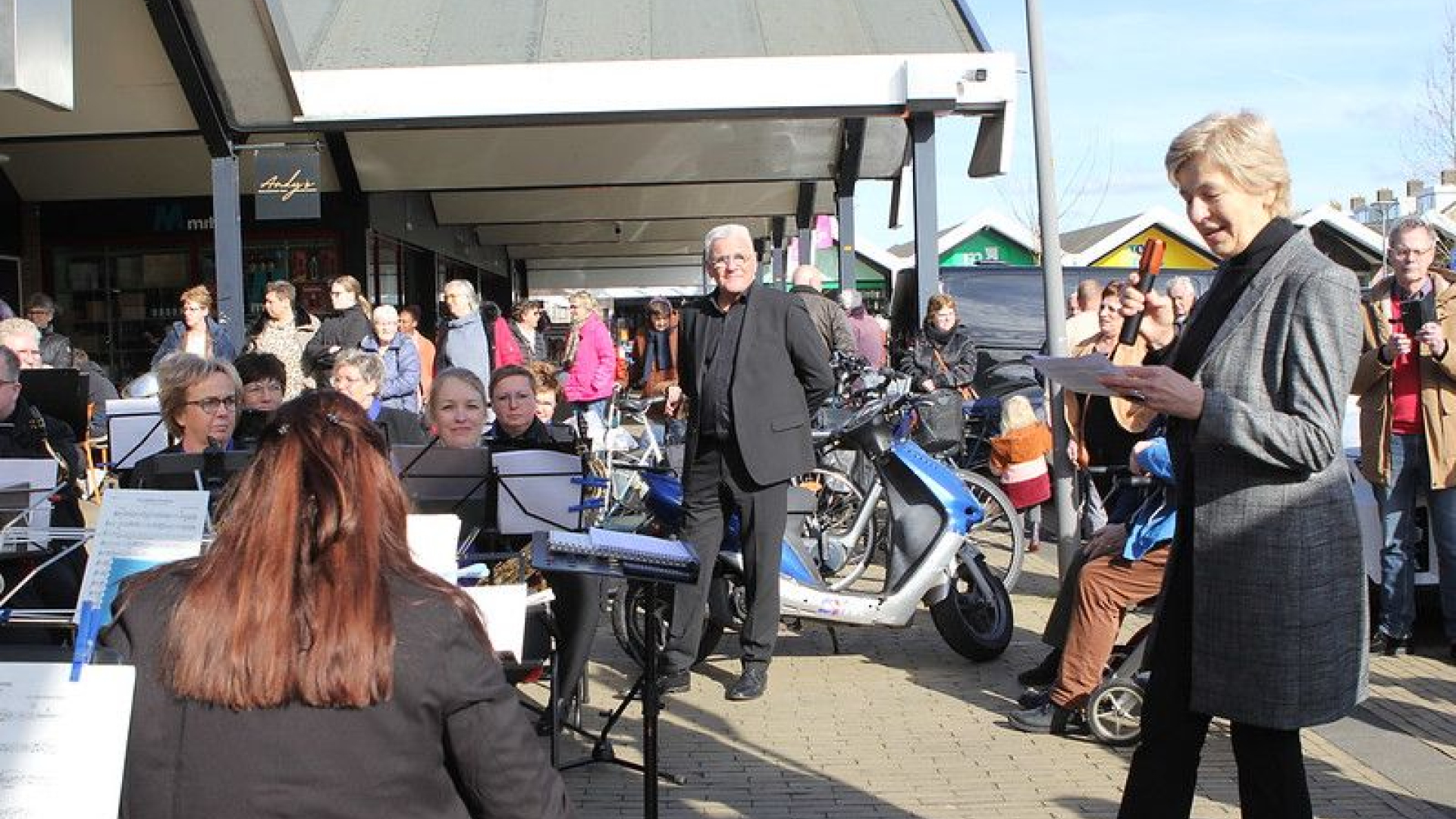 Foto: Muzikale start van de nieuwe Huiskamer in Wezep