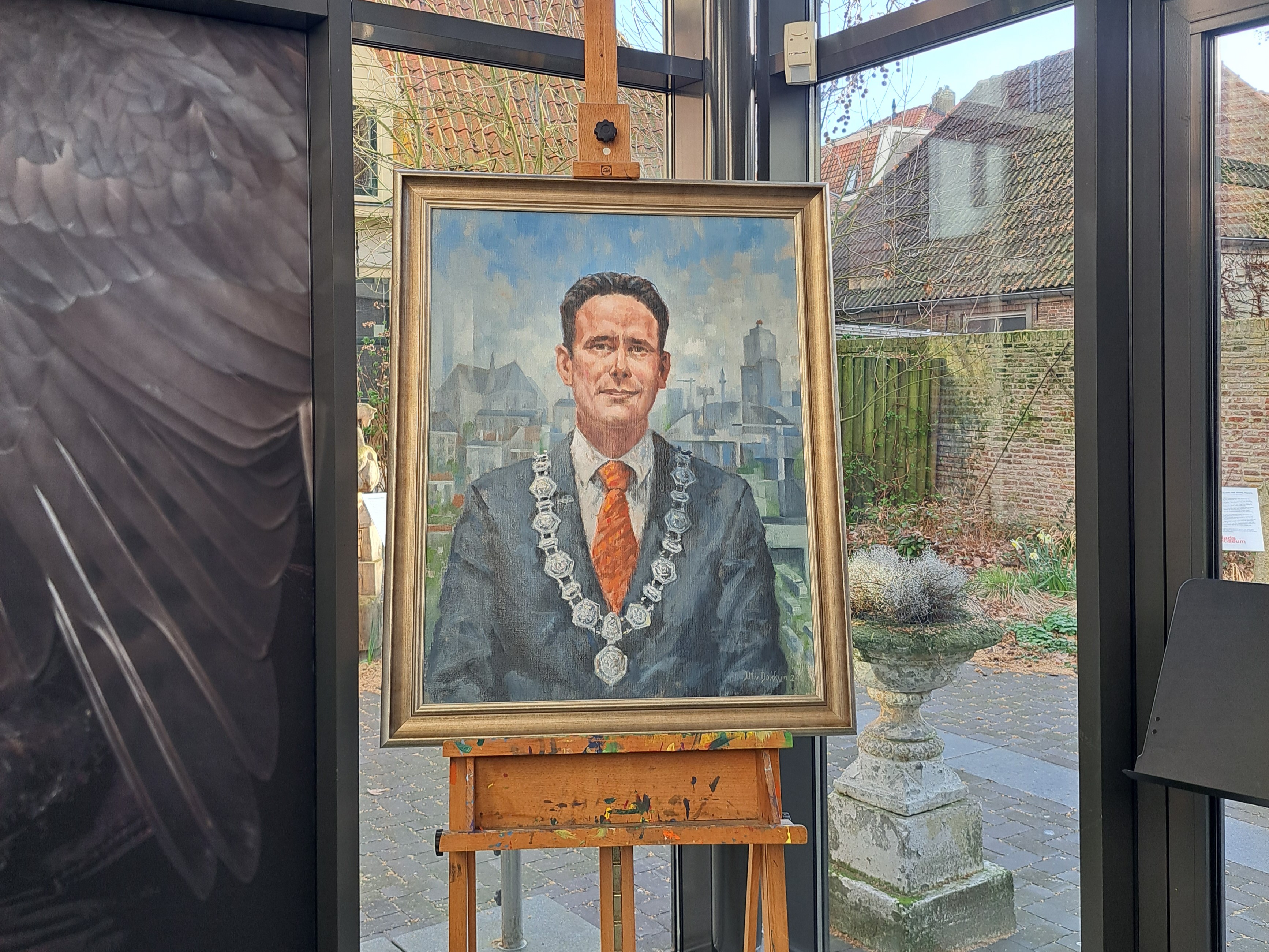 Foto: Marius van Dokkum schildert oud-burgemeester Harm-Jan van Schaik