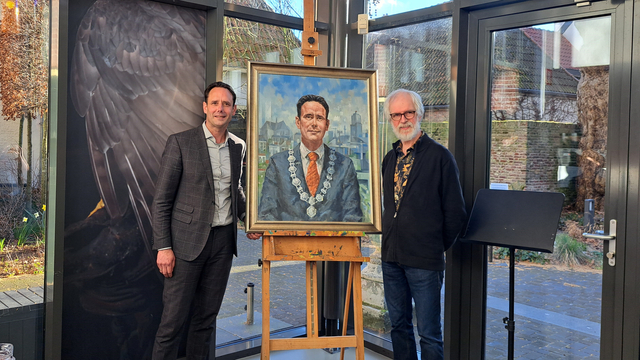 Foto: Marius van Dokkum schildert oud-burgemeester Harm-Jan van Schaik