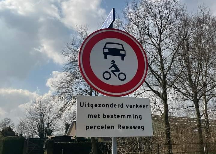 Foto: Let op: Geen motorvoertuigen meer toegestaan op Reesweg in Oosterwolde