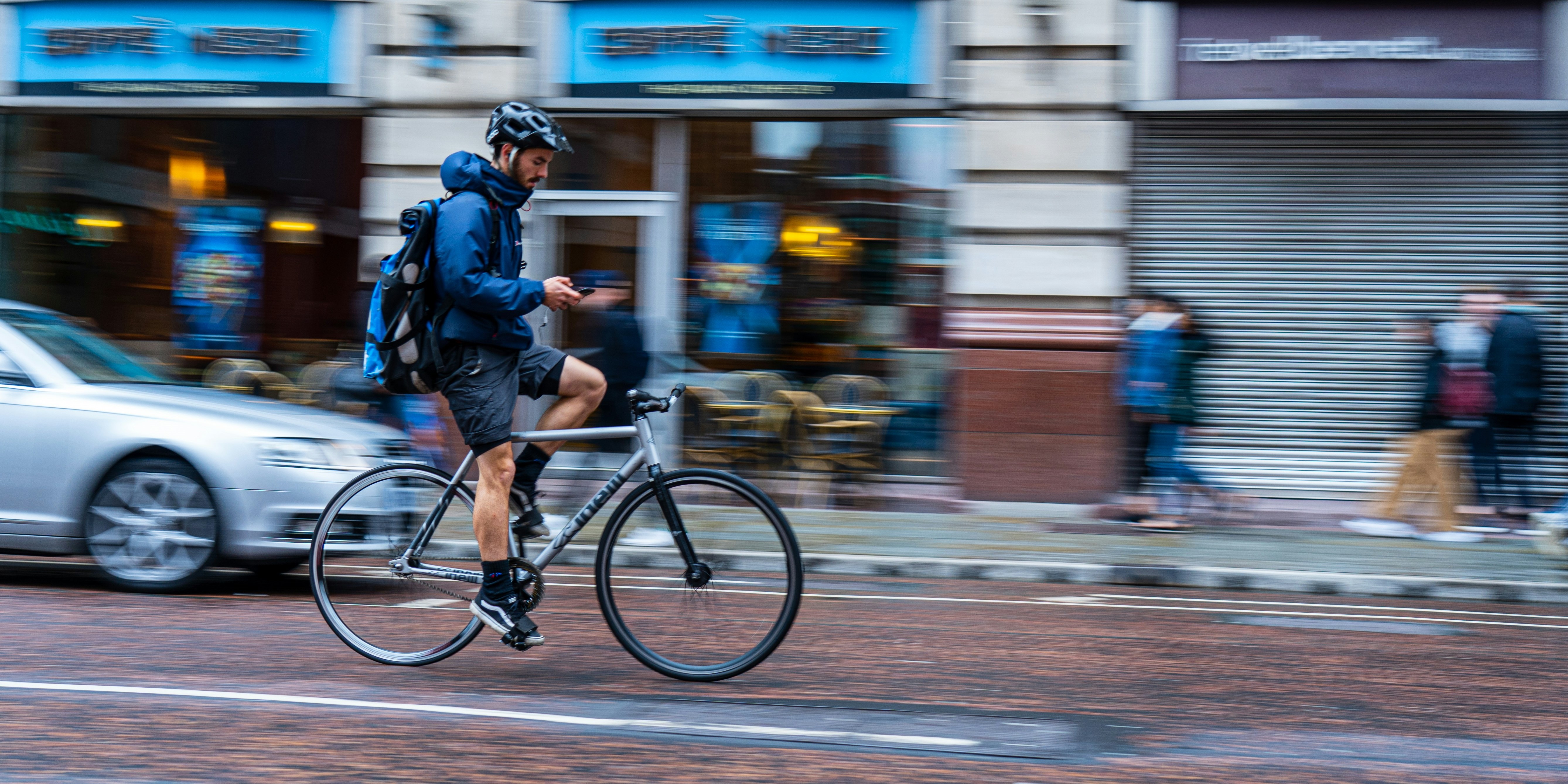 Foto: Zoveel mensen in jouw gemeente werden vorig jaar beboet voor het fietsen met hun telefoon