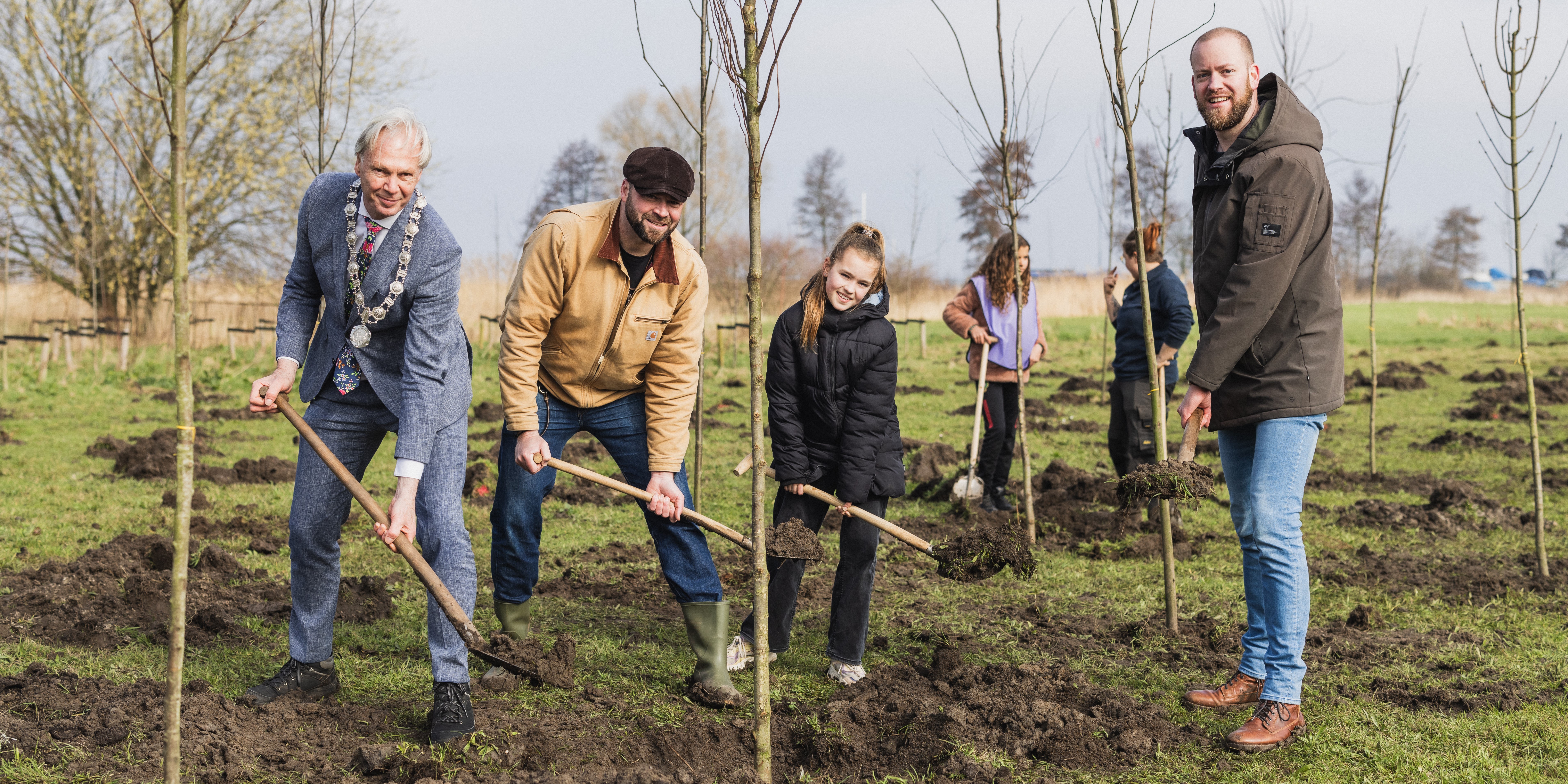 Foto: Kinderen planten 175 bomen tijdens boomfeestdag