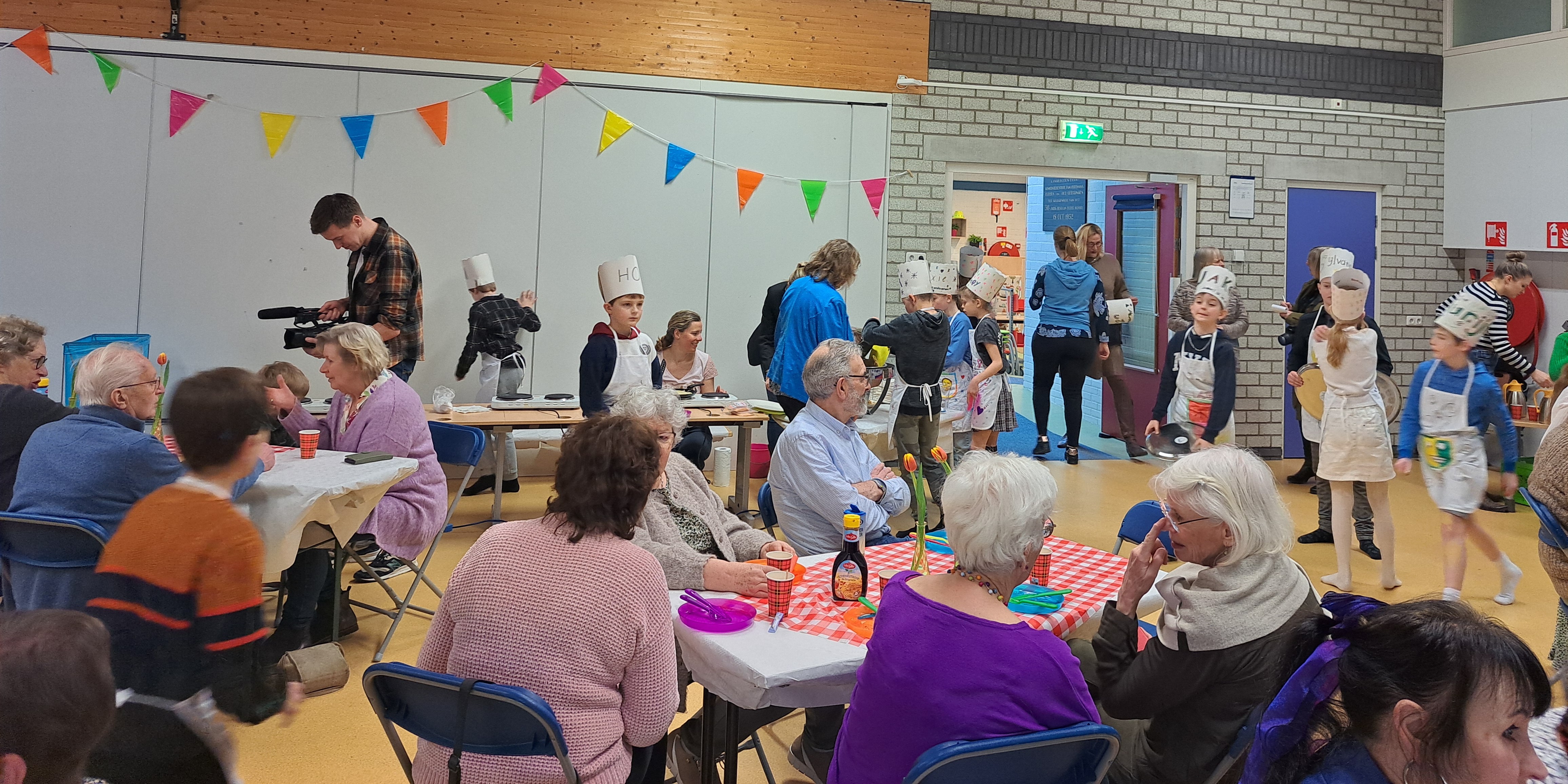 Foto: VIDEO: Leerlingen bakken honderden pannenkoeken voor ouderen