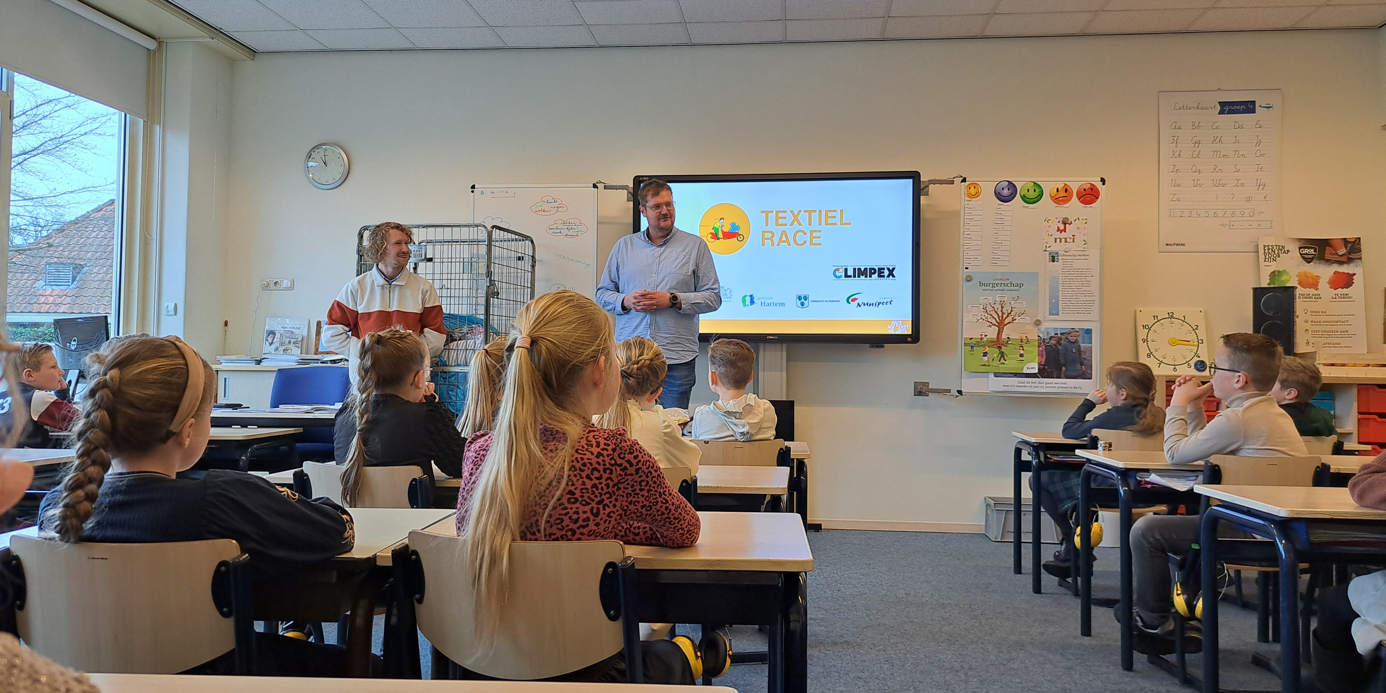 Foto: Leerlingen halen oude kleding op voor Textiel Race op de Noord-Veluwe