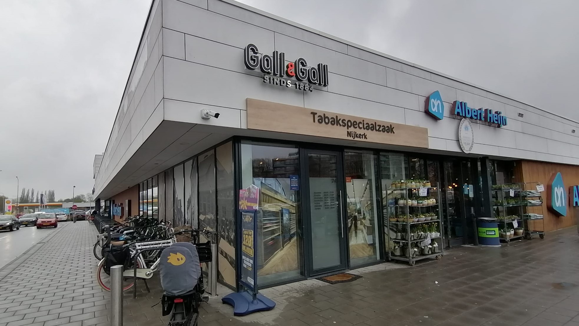 Foto: Gerard van den Tweel wint 'Loden Last 2024' vanwege tabakverkoop naast supermarkten