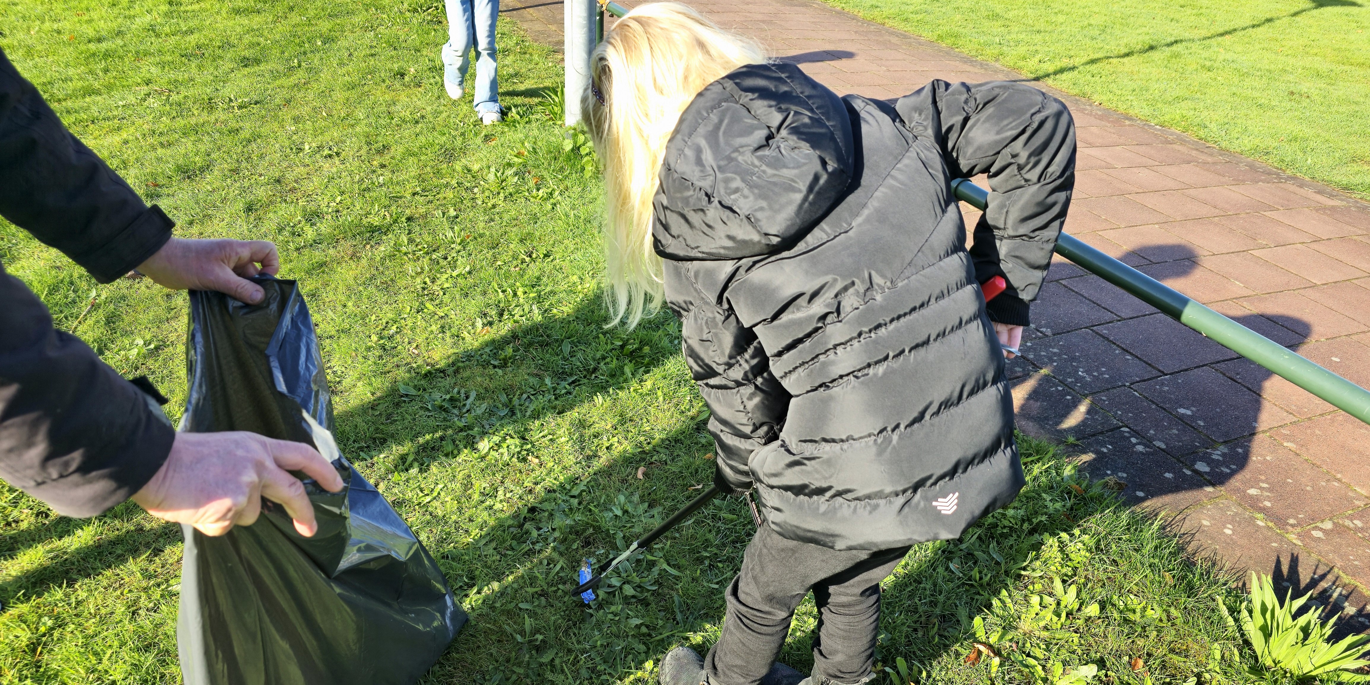 Foto: Opruiminvasie in Wezep-Noord door kinderen Uilenhorst
