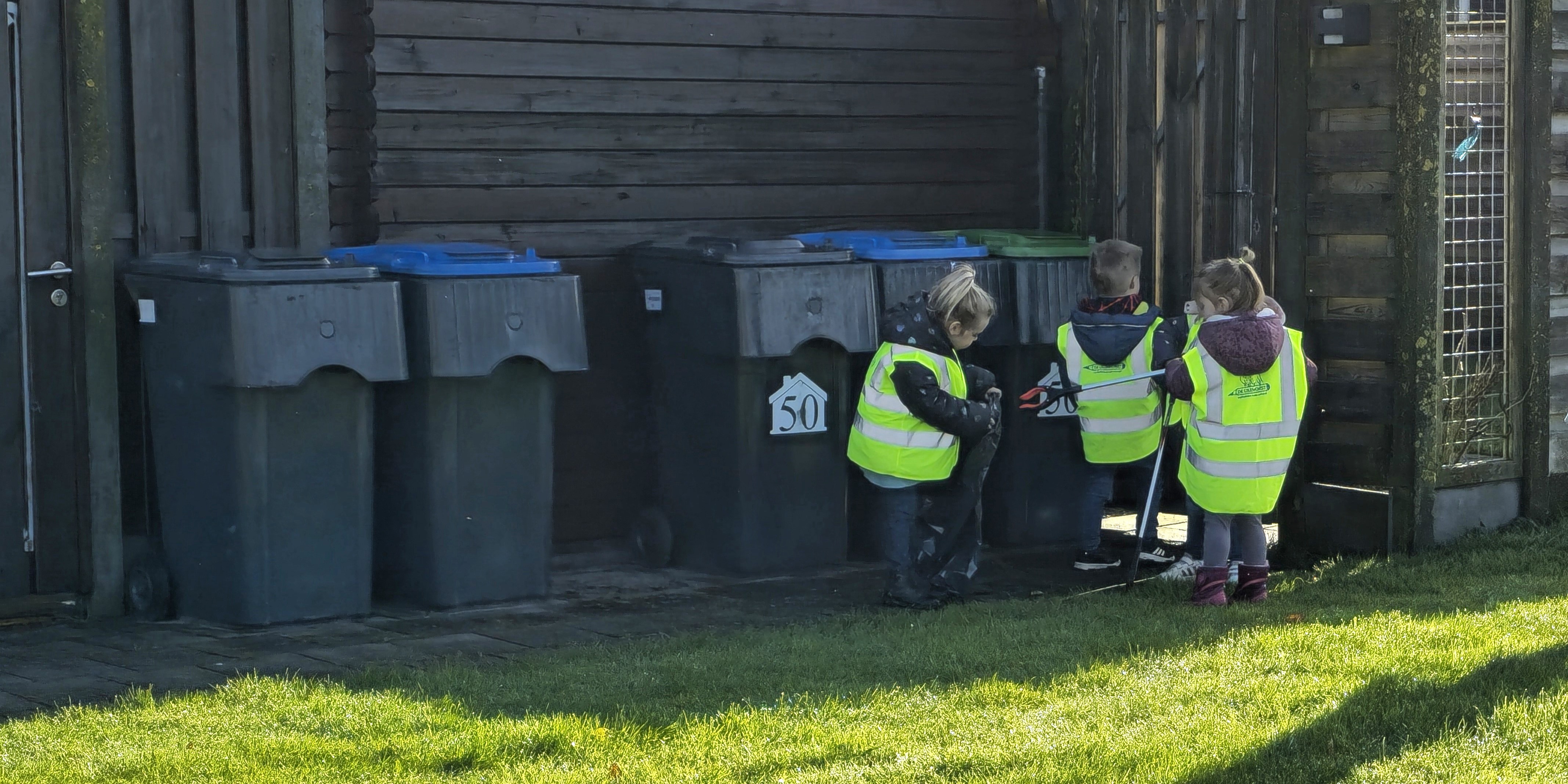 Foto: Opruiminvasie in Wezep-Noord door kinderen Uilenhorst