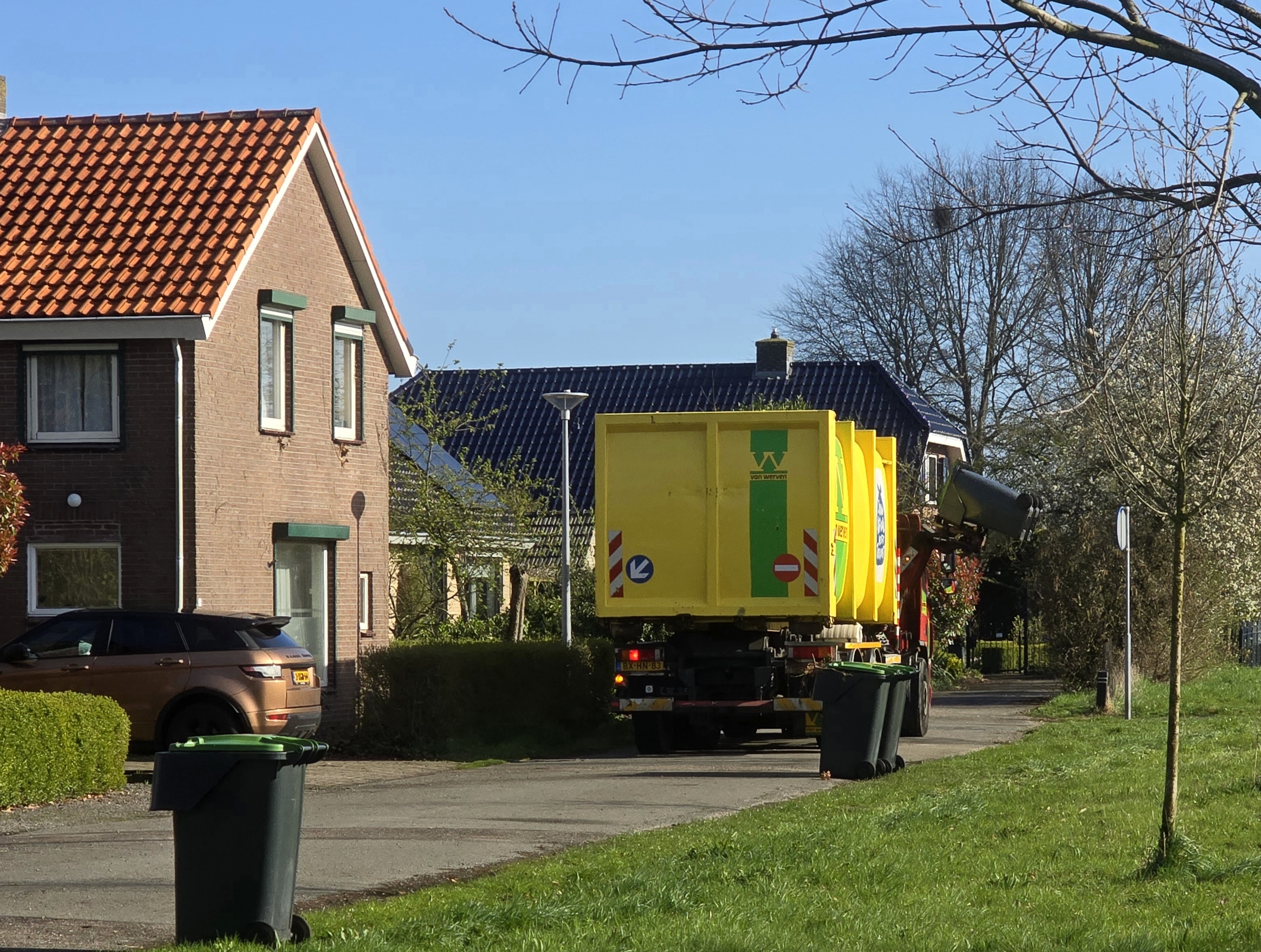 Foto: Opruiminvasie in Wezep-Noord door kinderen Uilenhorst