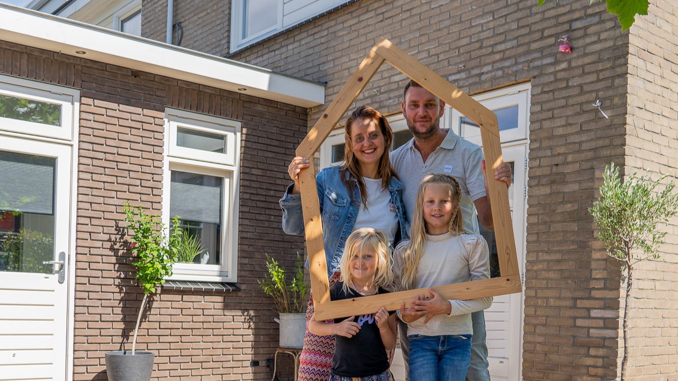 Foto: Woning familie Van den Broek uit Nijkerk uitgeroepen tot 'Duurzaamste huis van Nederland'
