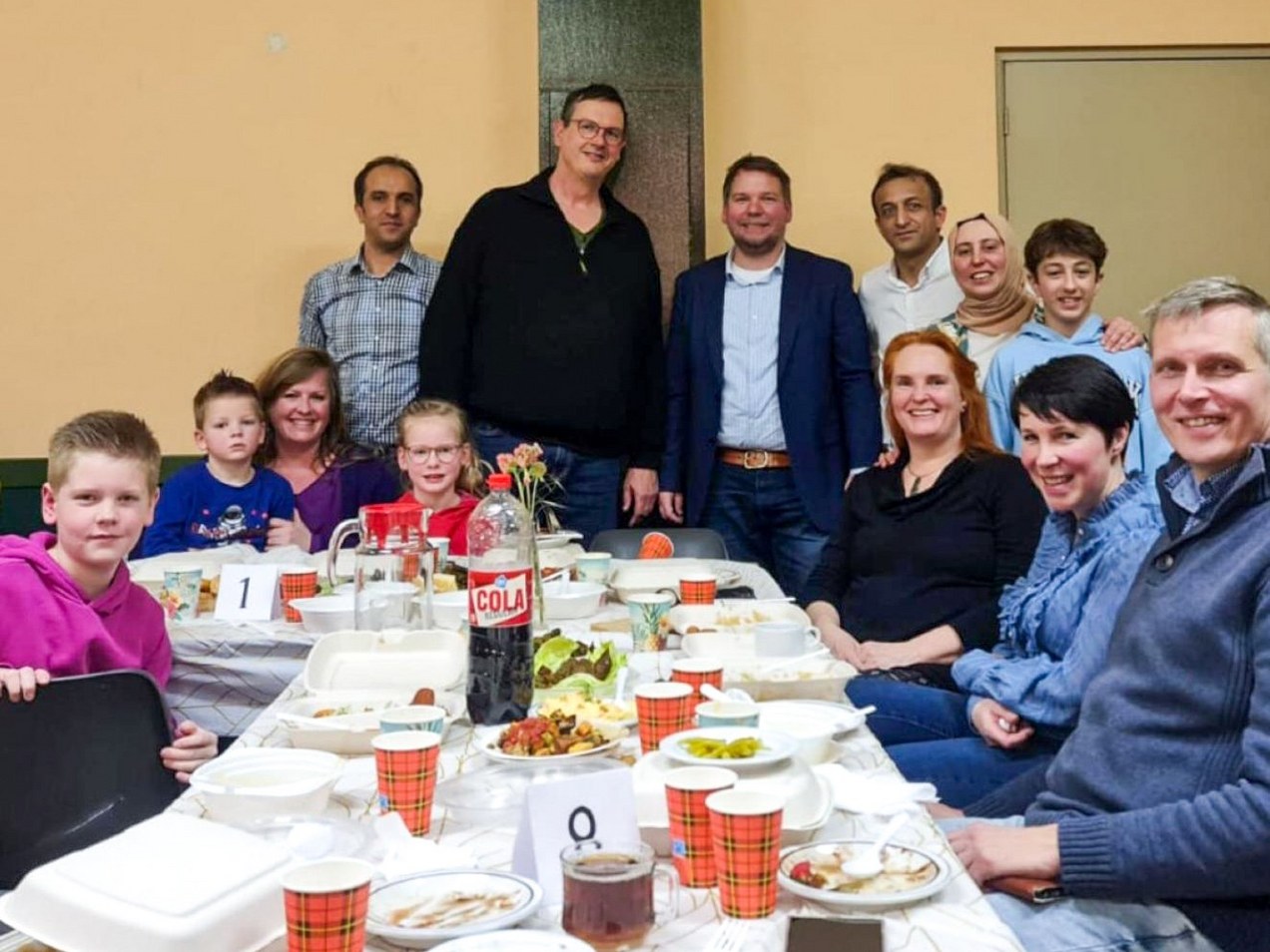 Foto: Wethouder Van den Hoorn kreeg warm welkom bij iftar-maaltijd