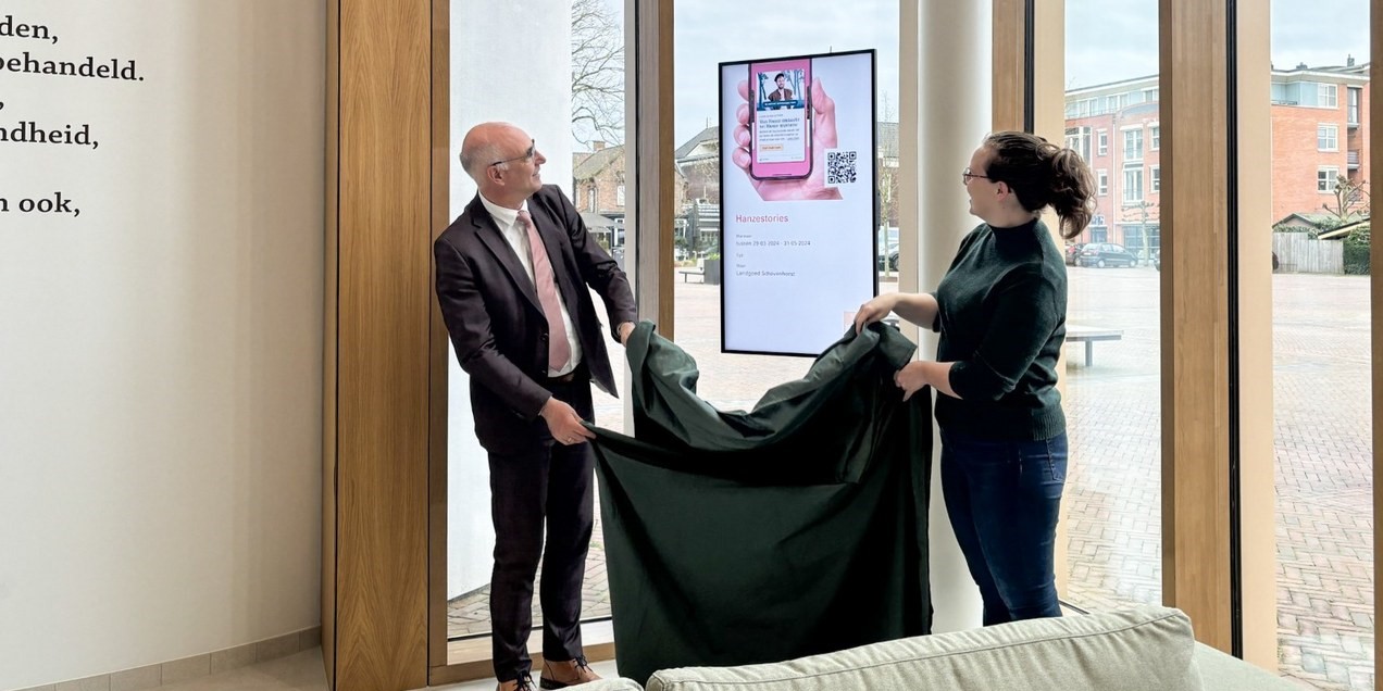 Foto: Onthulling toeristische informatieschermen in centrum Putten
