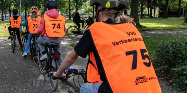 Foto: VVN trapt Praktisch Verkeersexamen af met fietshelm op