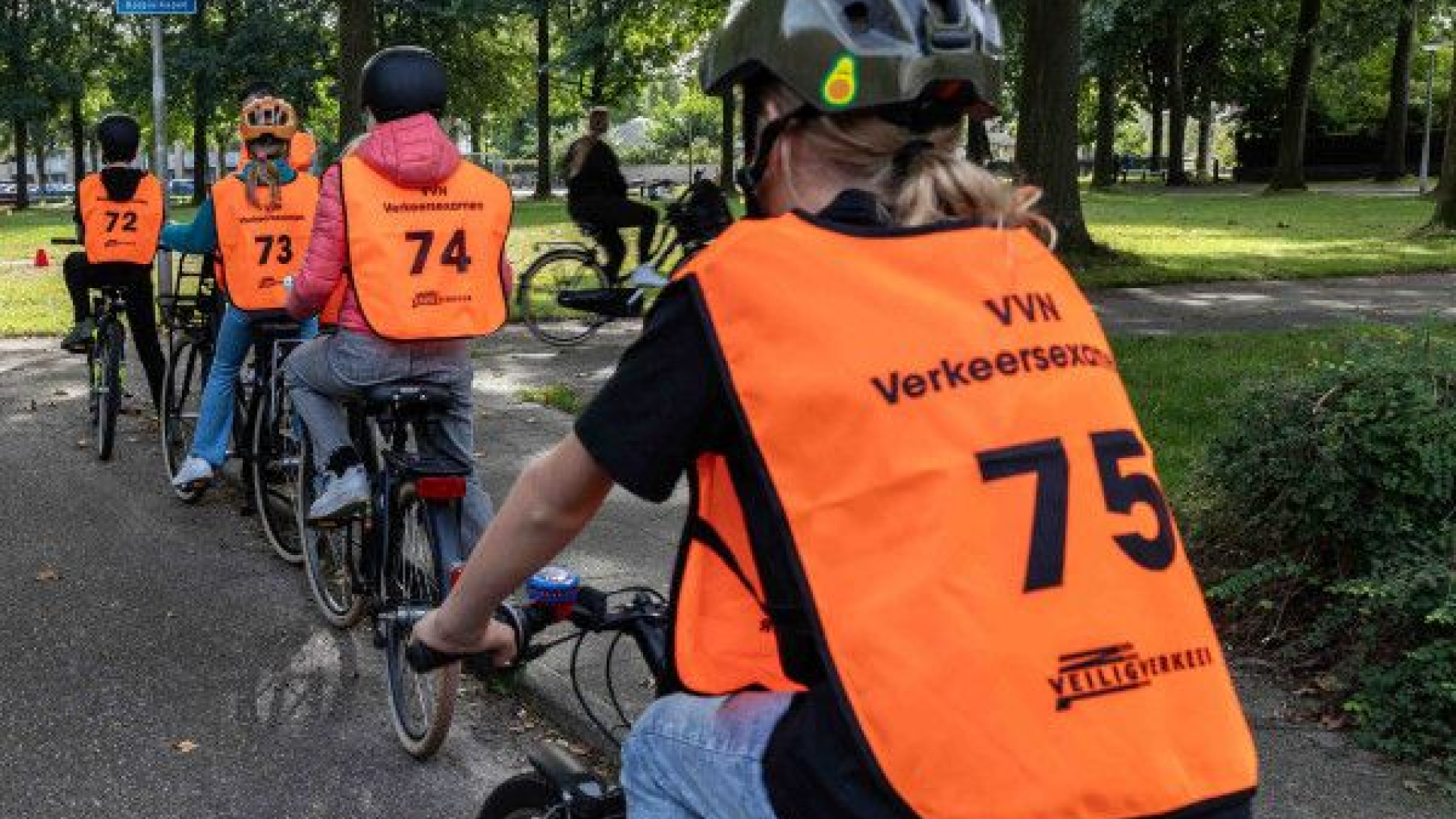 Foto: VVN trapt Praktisch Verkeersexamen af met fietshelm op