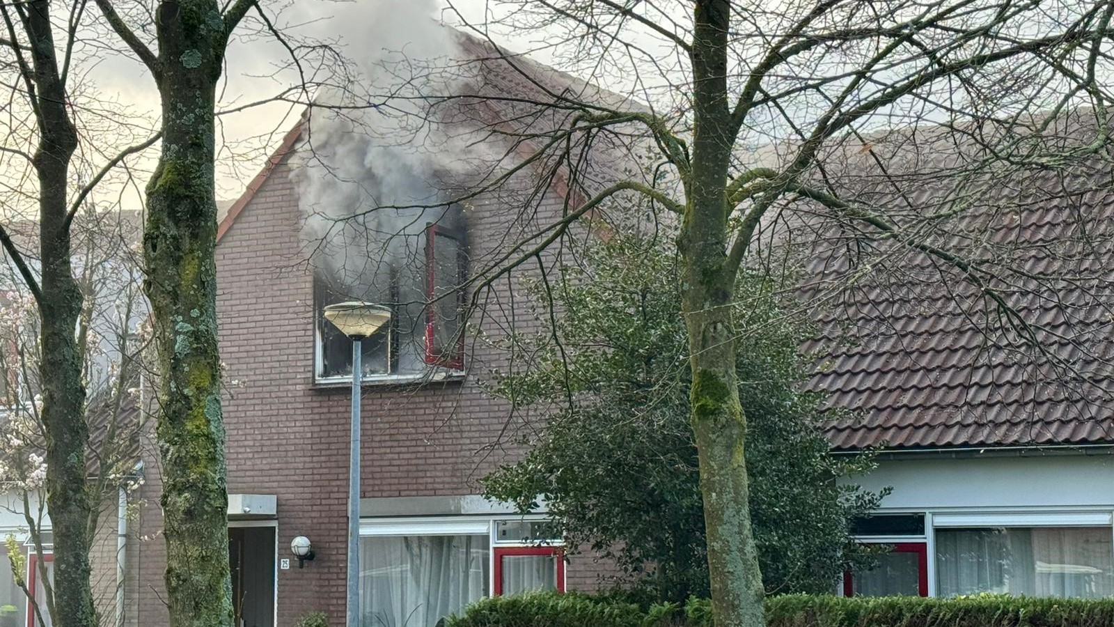 Foto: VIDEO: Brandweer evacueert bewoners van meerdere huizen bij woningbrand in 't Harde