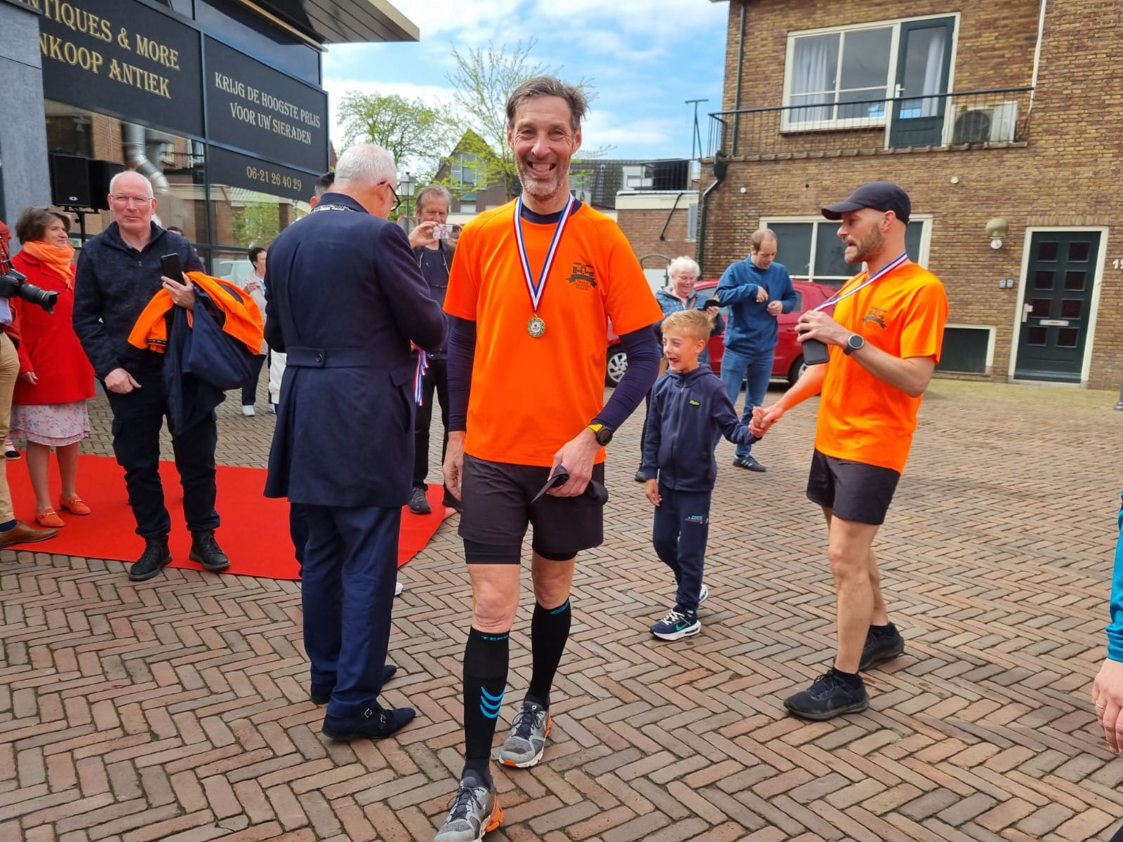 Foto: Meegenomen bevrijdingsvuur uit Wageningen in verschillende plekken ontstoken.