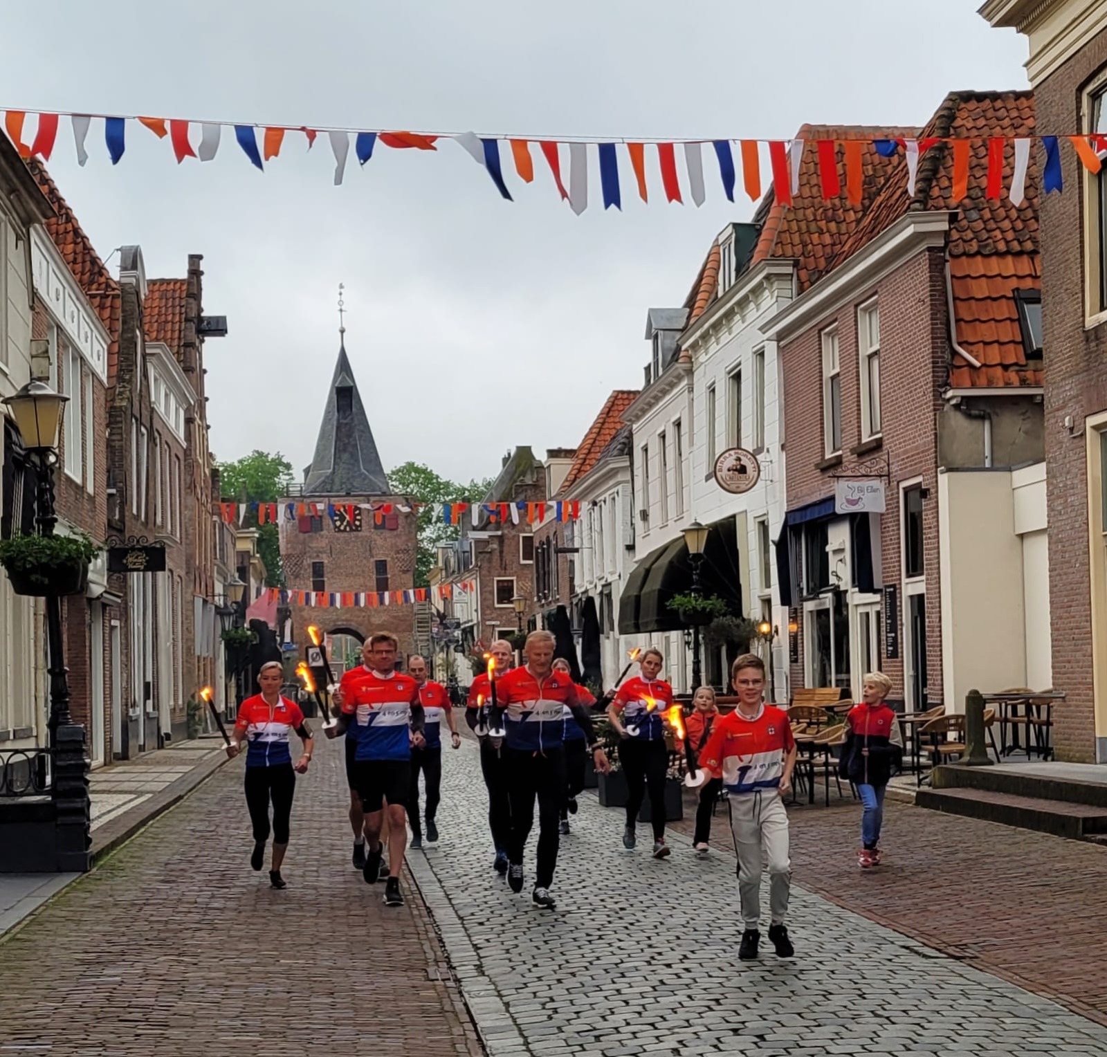 Foto: Meegenomen bevrijdingsvuur uit Wageningen in verschillende plekken ontstoken.