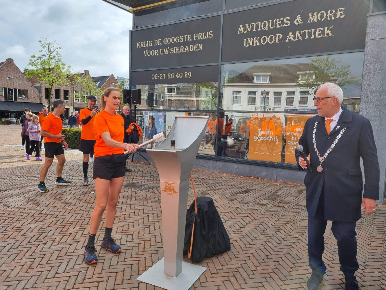 Foto: Meegenomen bevrijdingsvuur uit Wageningen in verschillende plekken ontstoken.