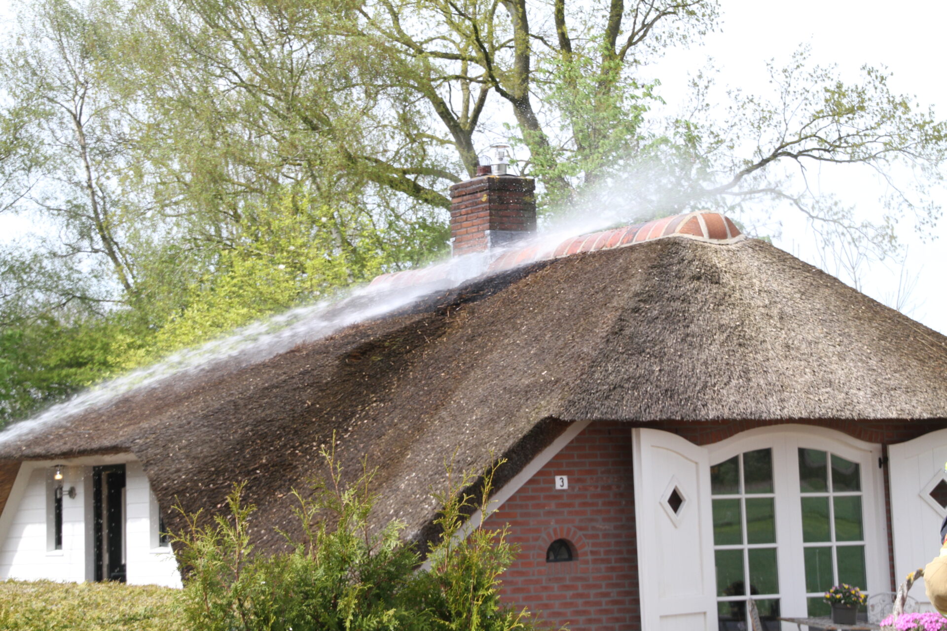 Foto: Melding bermbrand blijkt woning met rieten dak, brandweer weet erger te voorkomen