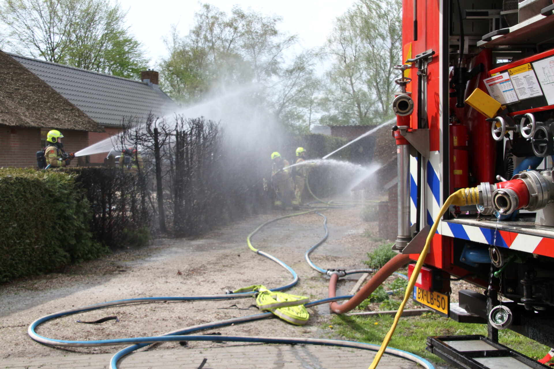 Foto: Melding bermbrand blijkt woning met rieten dak, brandweer weet erger te voorkomen