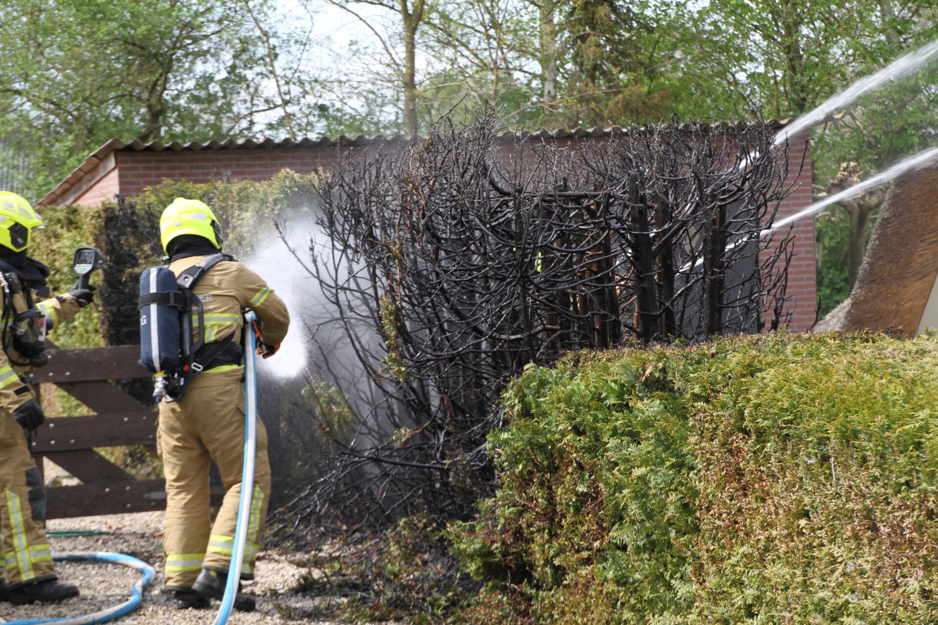 Foto: Melding bermbrand blijkt woning met rieten dak, brandweer weet erger te voorkomen