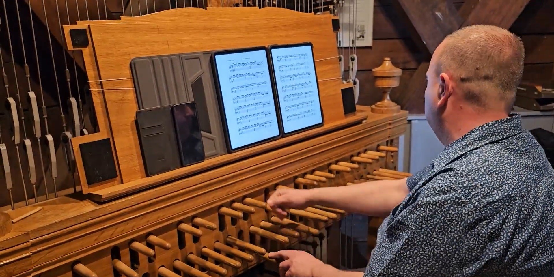 Foto: ZIEN: Europapa van Joost Klein schittert vanaf het carillon van Nijkerk