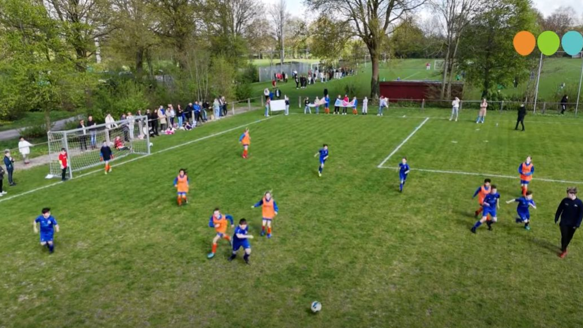 Foto: VIDEO: De Wegwijzer en De Schaapskooi winnen schoolvoetbaltoernooi bij WHC Wezep