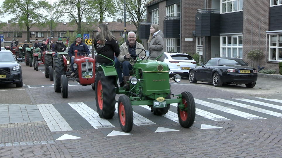 Foto: VIDEO: Oldtimer tractoren trekken door Nijkerk op Boerenmaandag