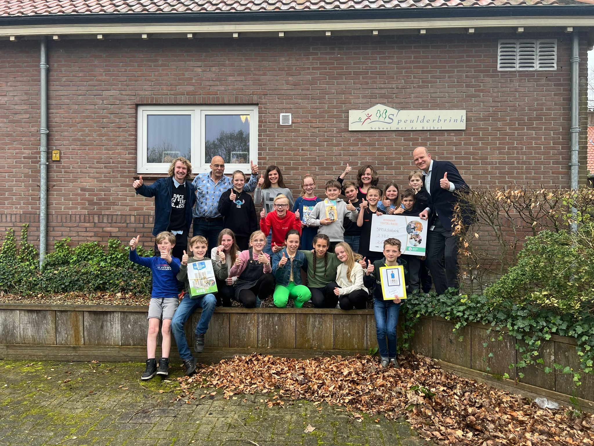 Foto: Basisschool met de Bijbel Speulderbrink wint Textiel Race Noord-Veluwe