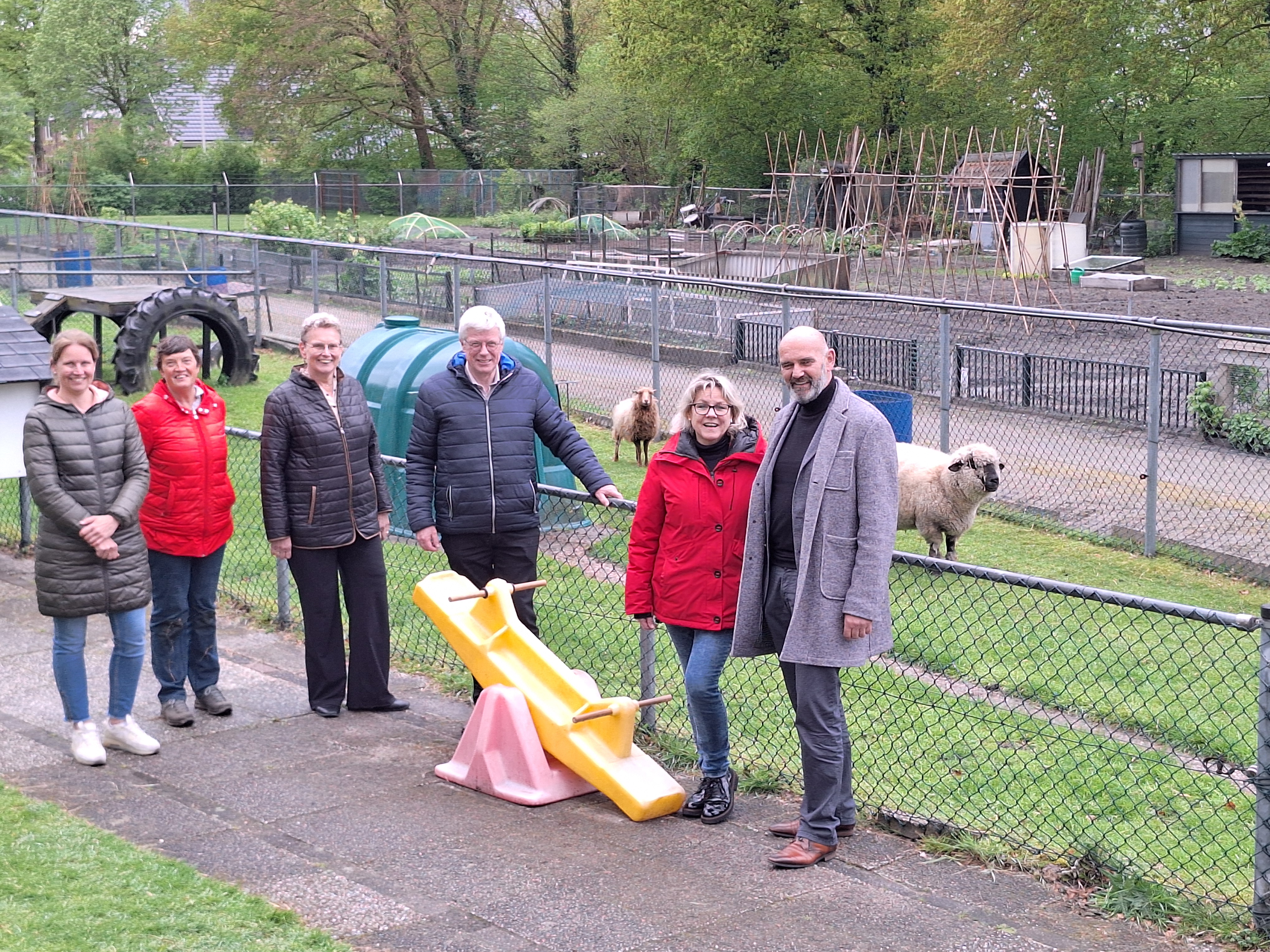 Foto: Burgemeester en wethouders Oldebroek brengen bezoek aan kinderboerderij