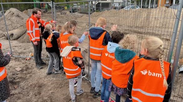 Foto: Leerlingen Immanuëlschool Nunspeet nemen kijkje bij werkzaamheden stationsomgeving