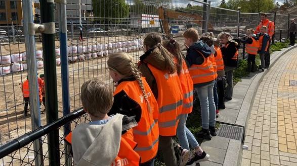 Foto: Leerlingen Immanuëlschool Nunspeet nemen kijkje bij werkzaamheden stationsomgeving