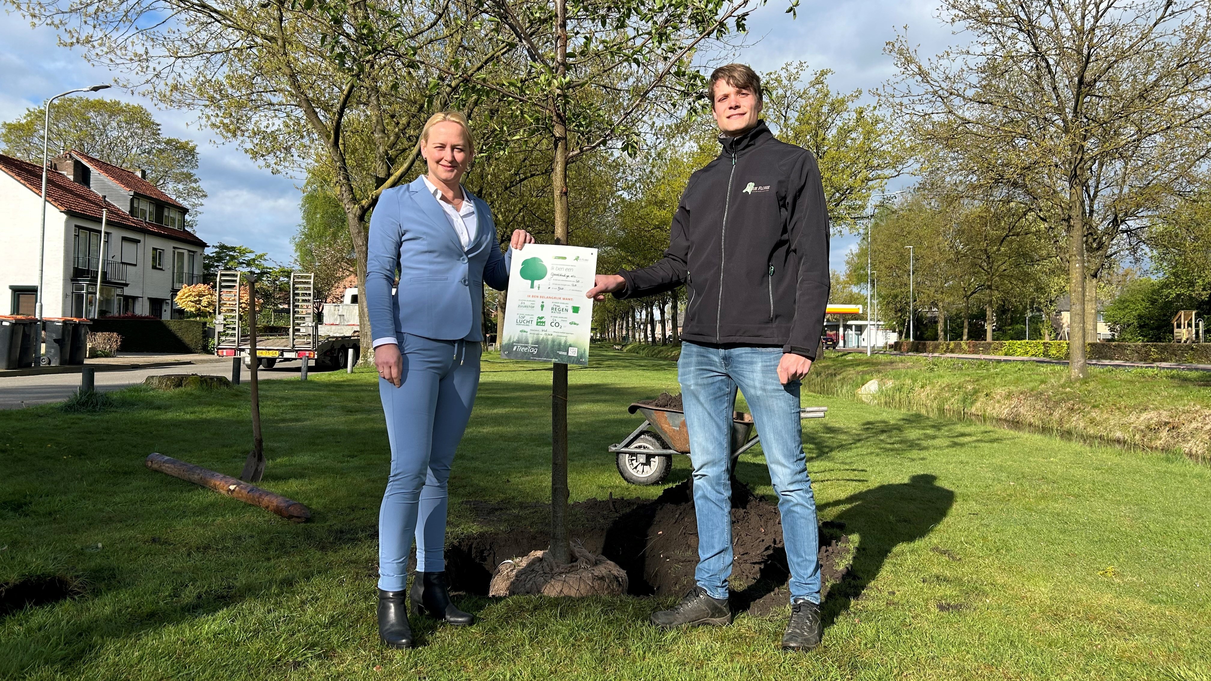 Foto: Barneveld start nieuw bomenbeleid met planten van 'klimaatboom'