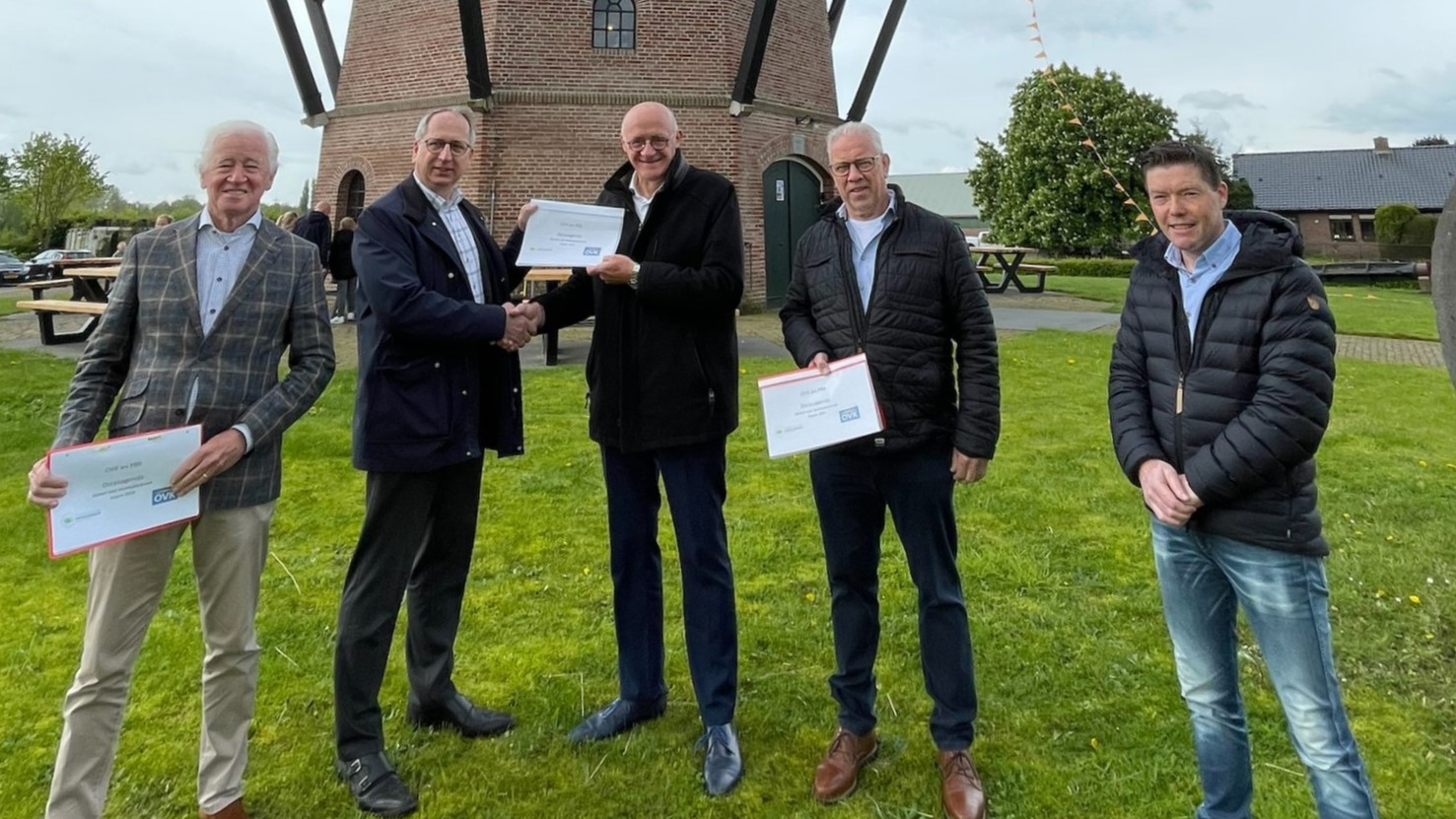 Foto: Verenigingen overhandigen dorpsplan Kootwijkerbroek aan wethouder