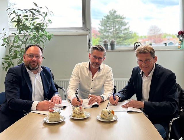 Foto: Contracten verbouw Nuborgh College Lambert Franckens getekend