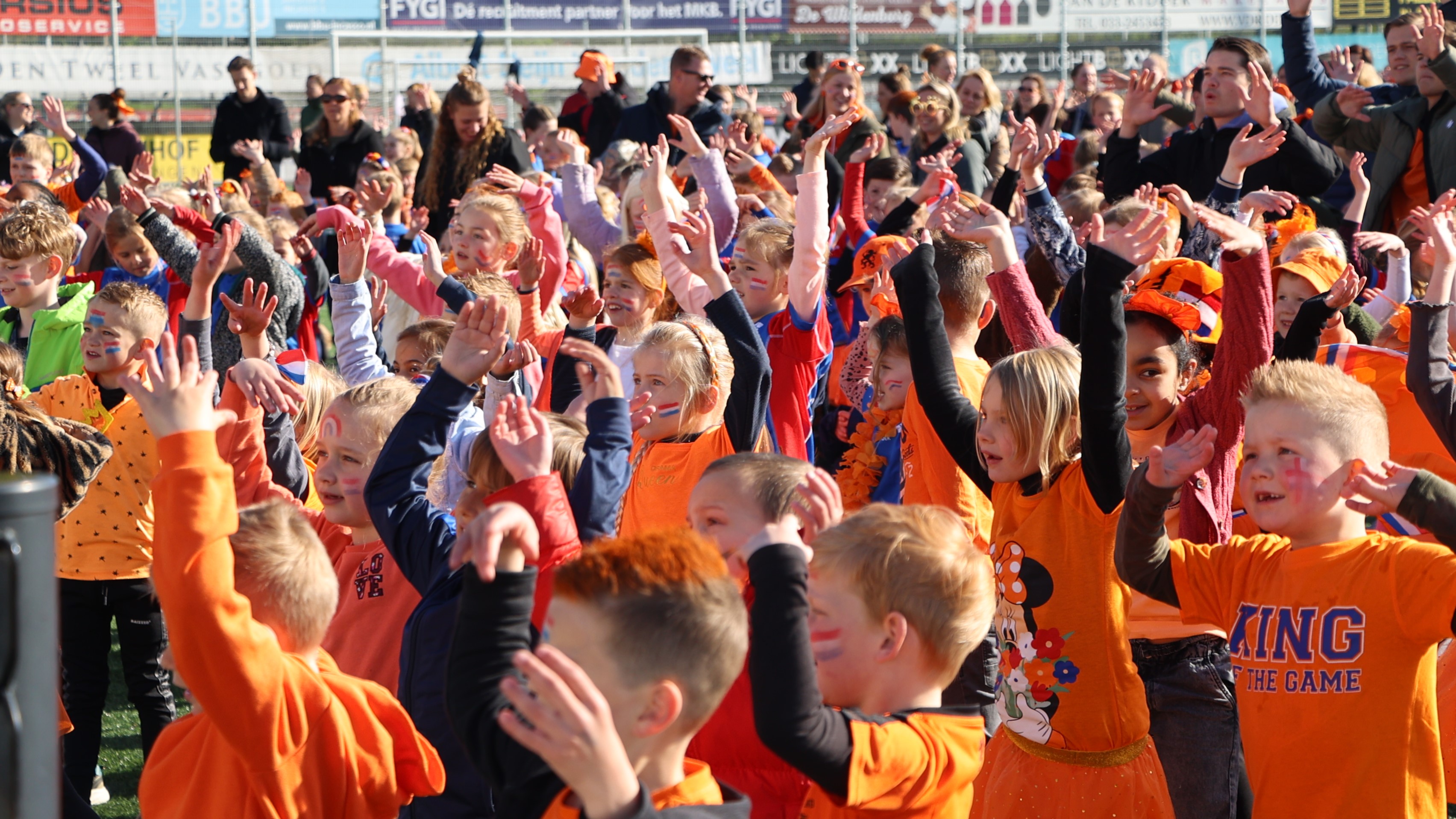 Foto: FOTO'S: Ruim 1.300 kinderen doen mee aan Koningsspelen in Nijkerk