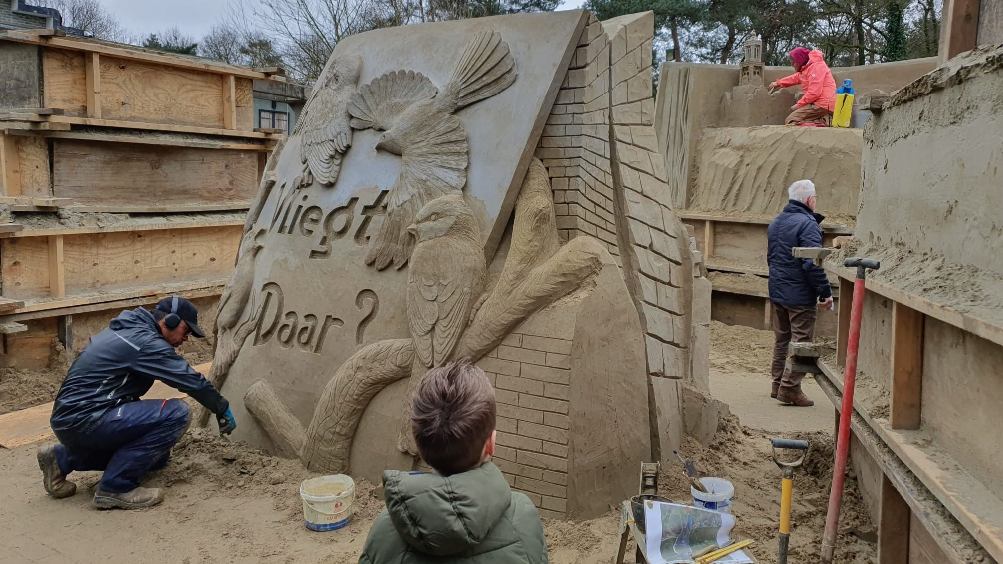 Foto: Zandsculptuur wordt gebouwd in Bibliotheek Barneveld