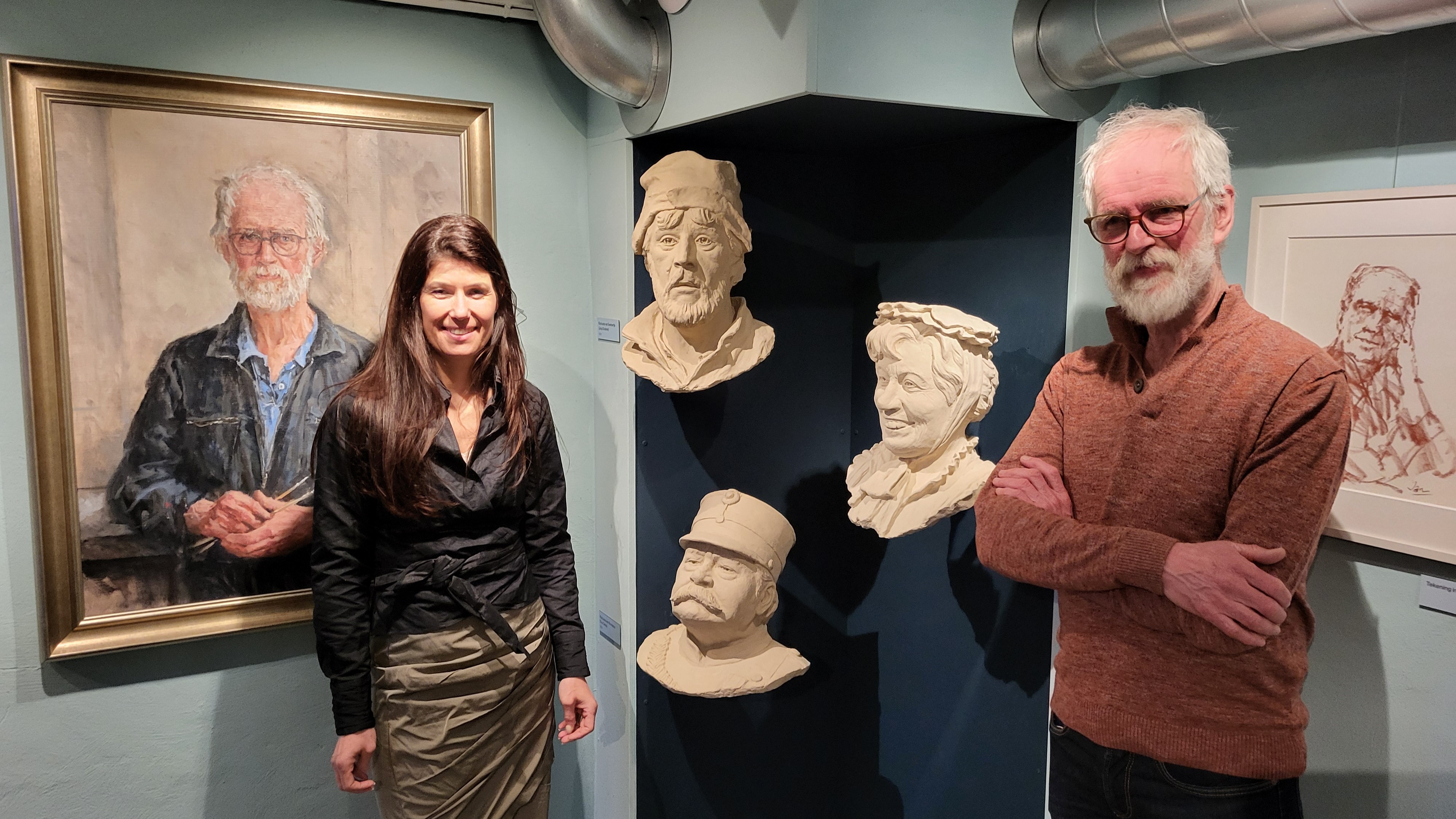 Foto: Marius van Dokkum onthult drie portretbustes van figuren uit 'Swiebertje'