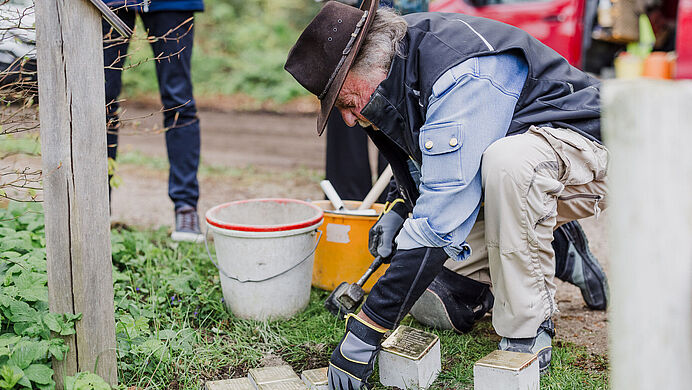 Foto: Ermelo ontvangt eerste Stolpersteine: 'Blijvende herinnering aan het onrecht'