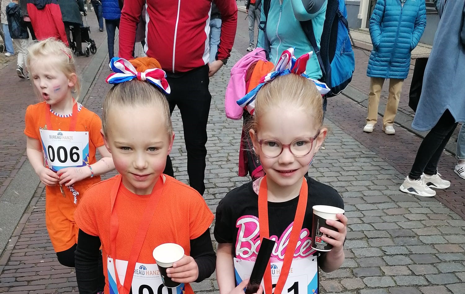 Foto: Milou en Annelot winnen de 700 meter - Wallenloop