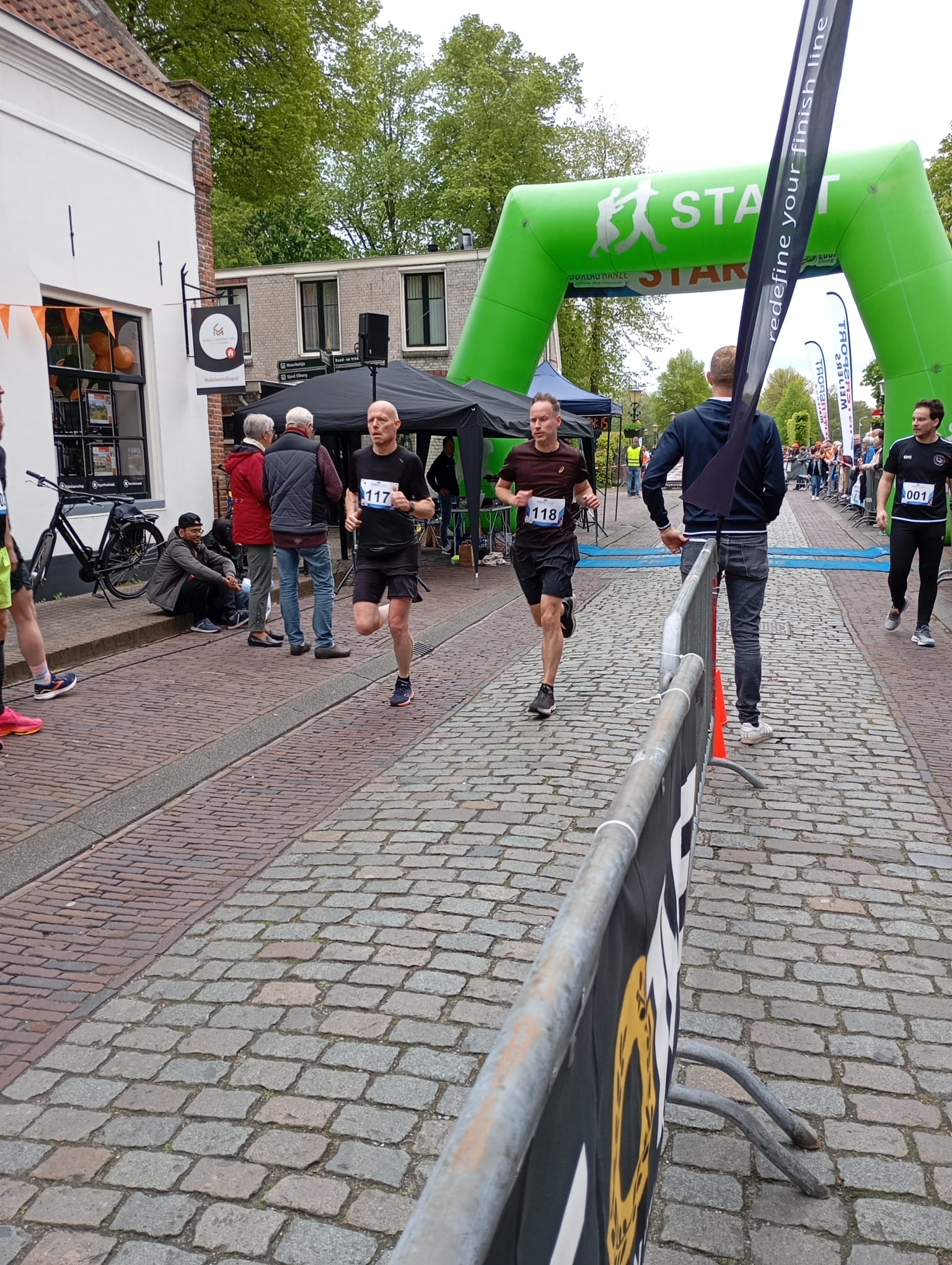 Foto: Milou en Annelot winnen de 700 meter - Wallenloop