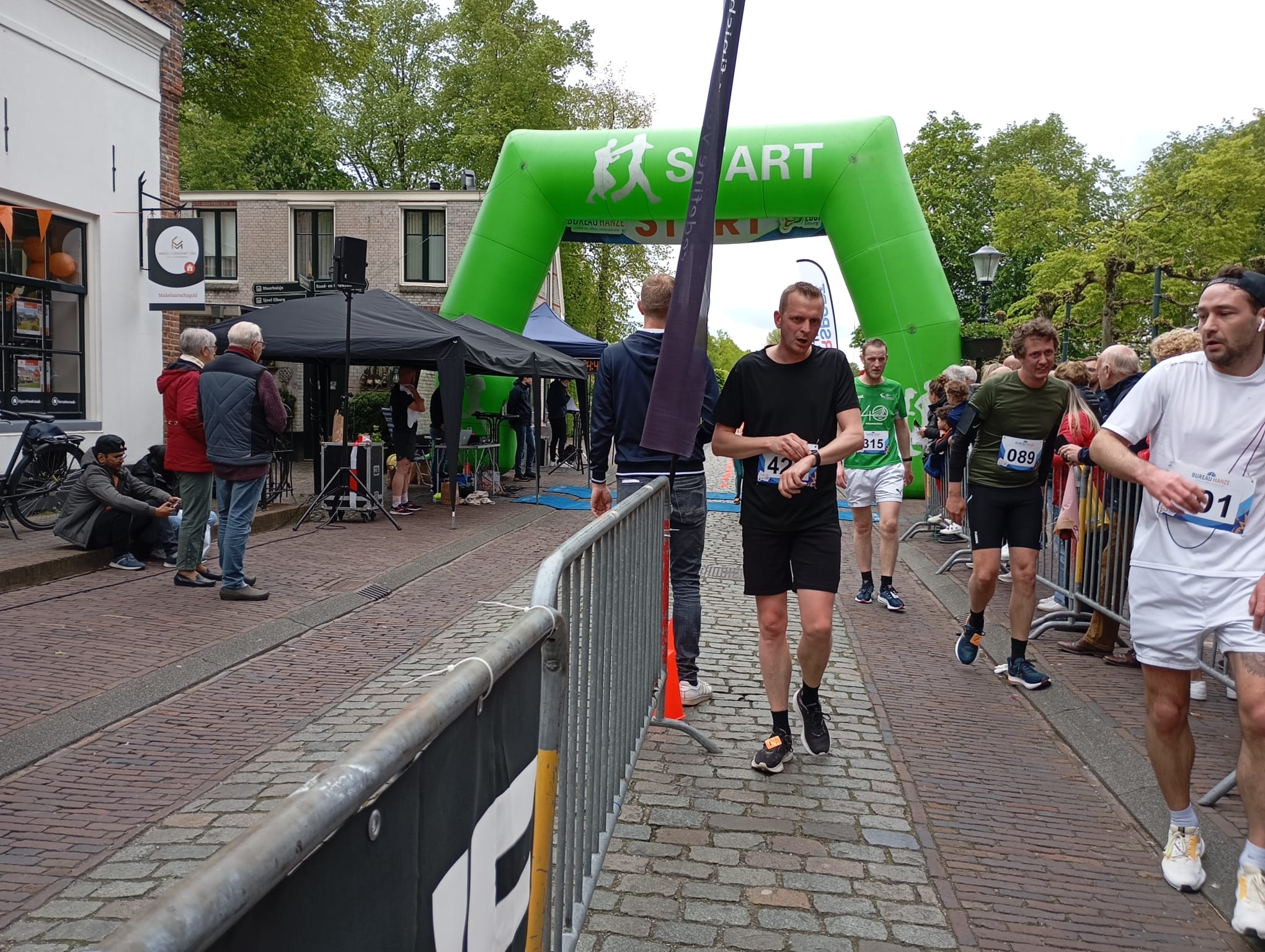 Foto: Milou en Annelot winnen de 700 meter - Wallenloop