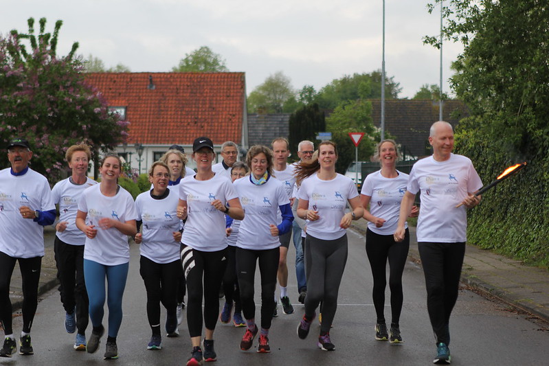 Foto: Meegenomen bevrijdingsvuur uit Wageningen in verschillende plekken ontstoken.