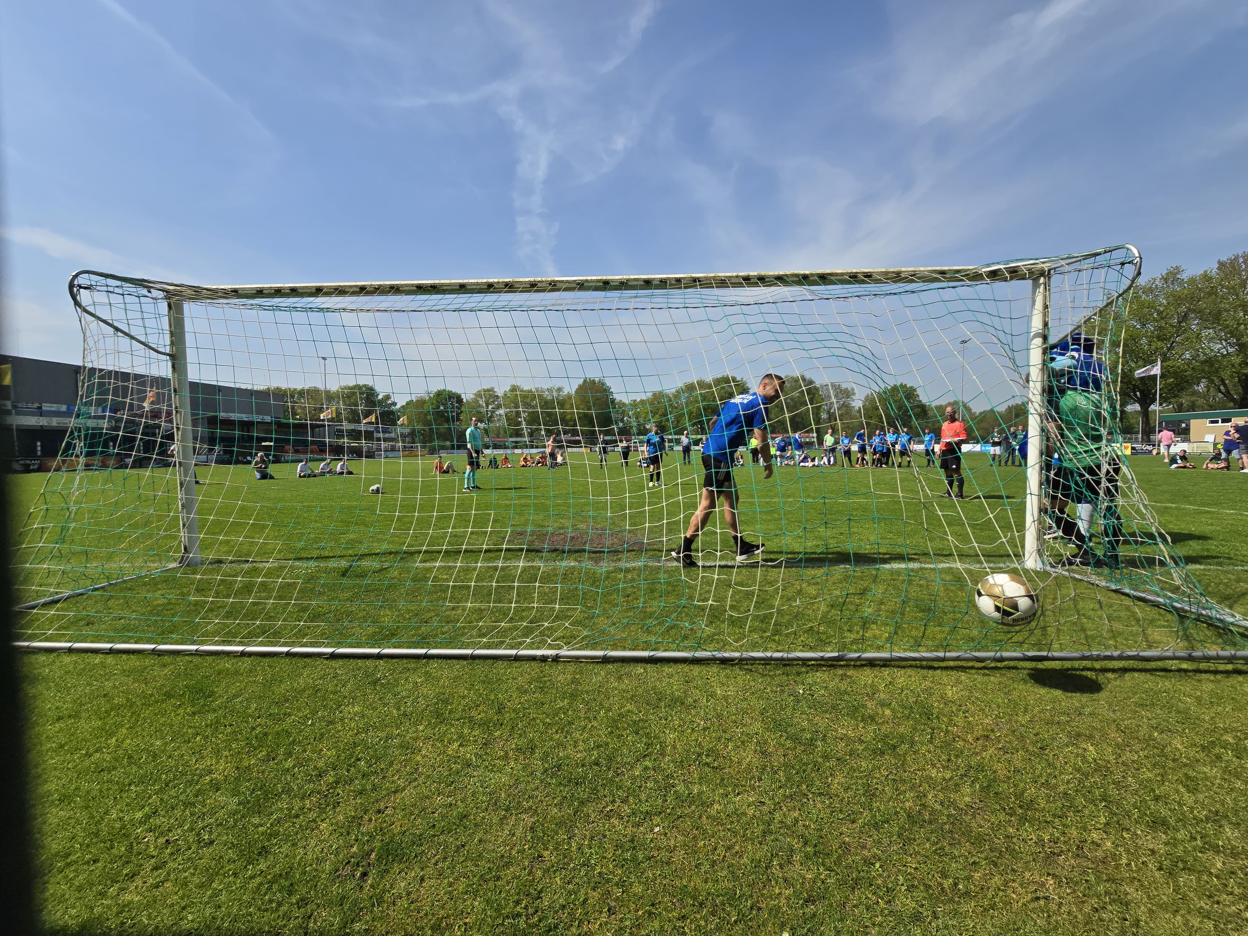 Foto: Bram van Polen tijdelijk onder de lat bij SV ’t Harde: ‘Ze schoten niet normaal hard’