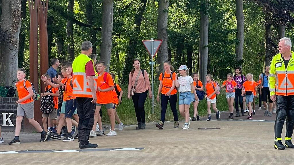 Foto: Avondvierdaagse Wezep heeft nieuwe start en finish;  op het parkeerterrein bij De Brinkhof 