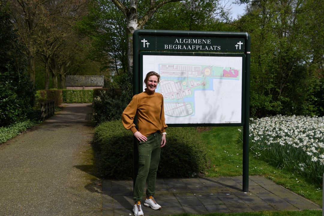 Foto: Charlotte Hooijer – van Winsum is grafverzorgster: ‘Wanneer het iemand niet meer lukt een graf te verzorgen, dan help ik graag’