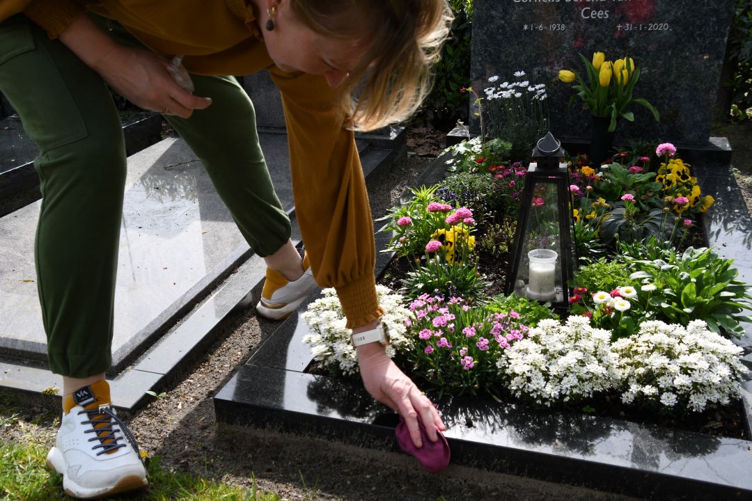 Foto: Charlotte Hooijer – van Winsum is grafverzorgster: ‘Wanneer het iemand niet meer lukt een graf te verzorgen, dan help ik graag’