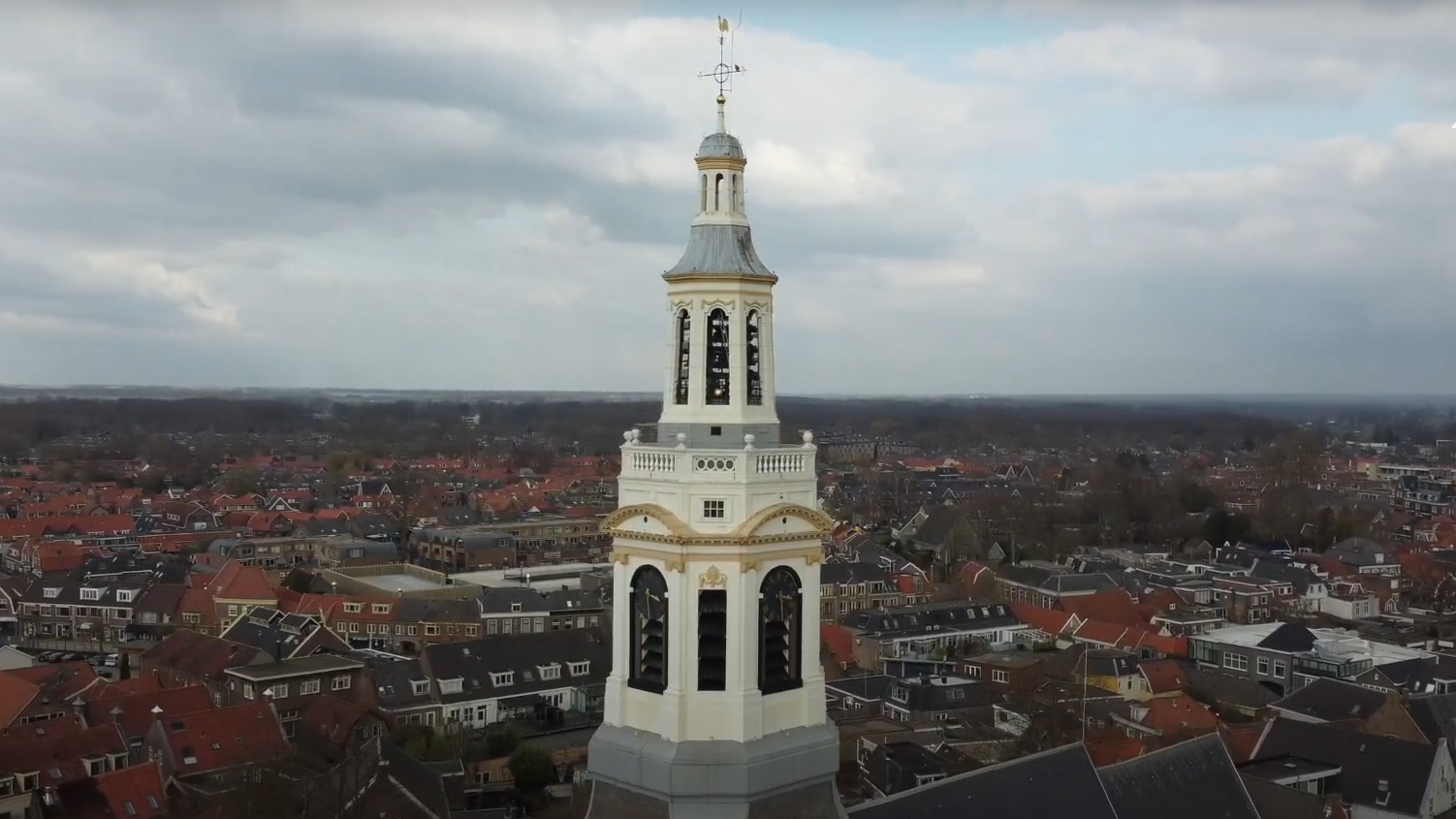 Foto: Europapa klinkt dinsdag van Nijkerkse toren als steunbetuiging aan Joost Klein